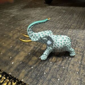 HEREND ELEPHANT W/TUSKS FIGURINE